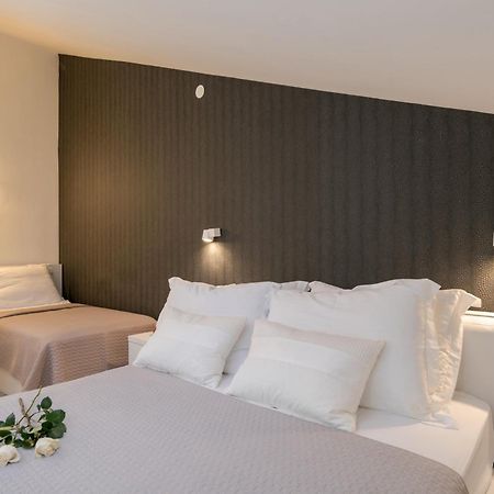 Apartments And Rooms With Parking Space Rogoznica - 10339 Bilik gambar