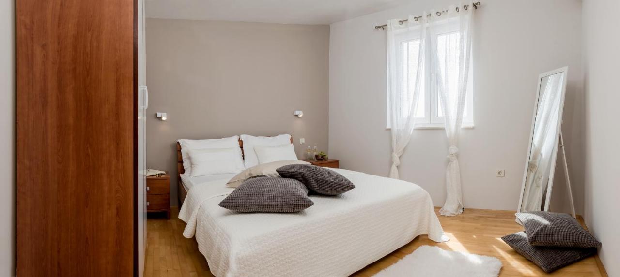 Apartments And Rooms With Parking Space Rogoznica - 10339 Luaran gambar