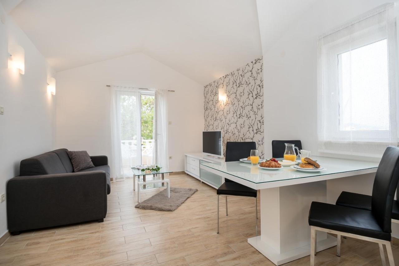 Apartments And Rooms With Parking Space Rogoznica - 10339 Luaran gambar