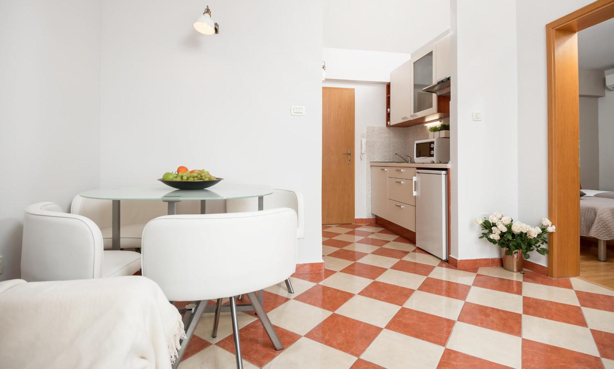 Apartments And Rooms With Parking Space Rogoznica - 10339 Bilik gambar
