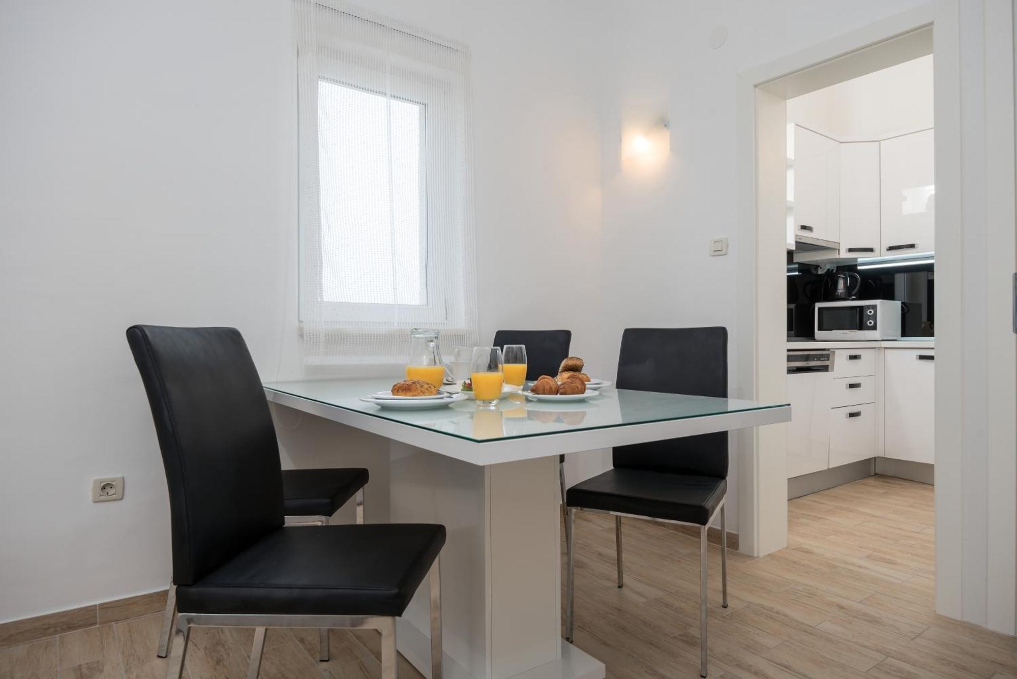 Apartments And Rooms With Parking Space Rogoznica - 10339 Bilik gambar