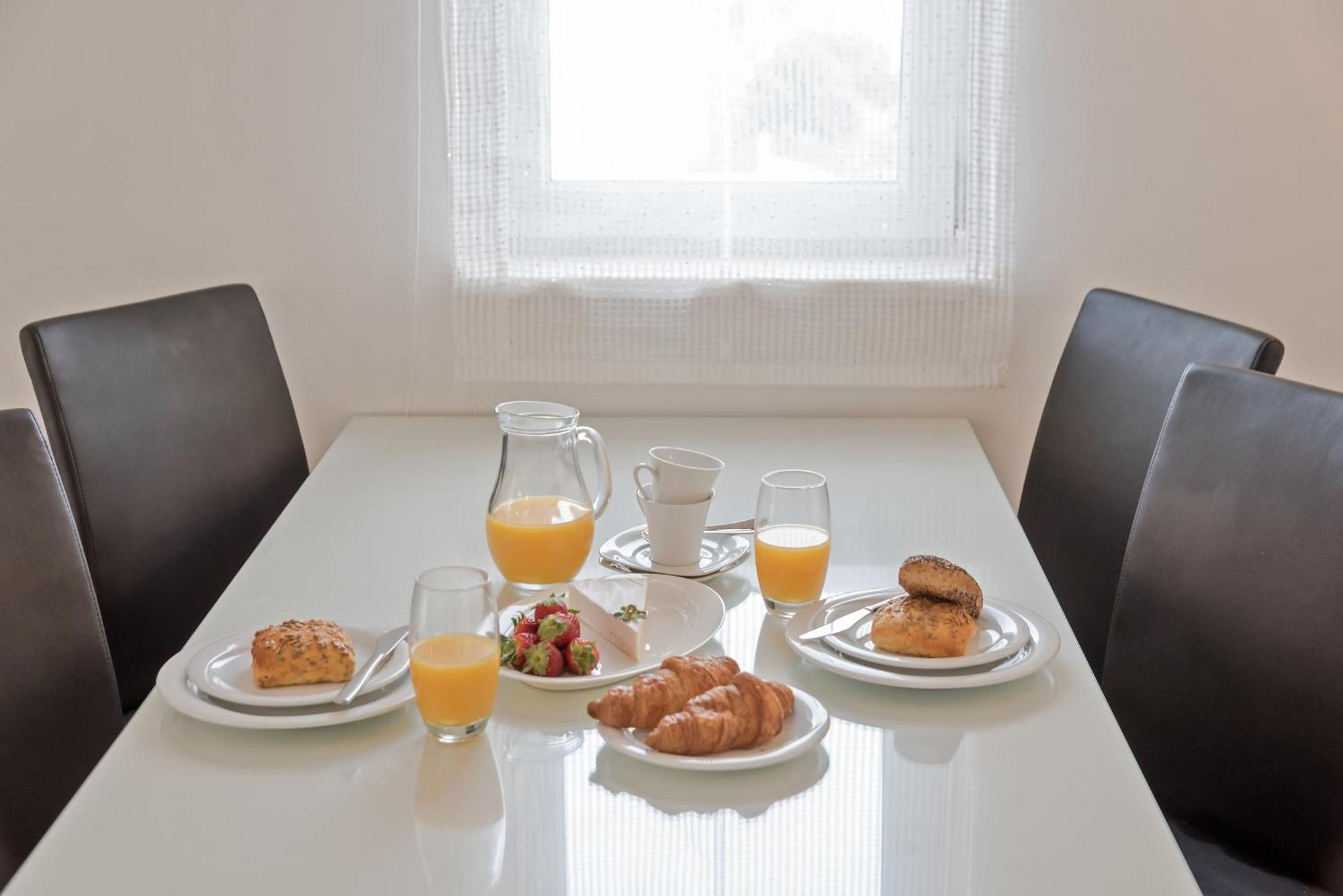 Apartments And Rooms With Parking Space Rogoznica - 10339 Bilik gambar