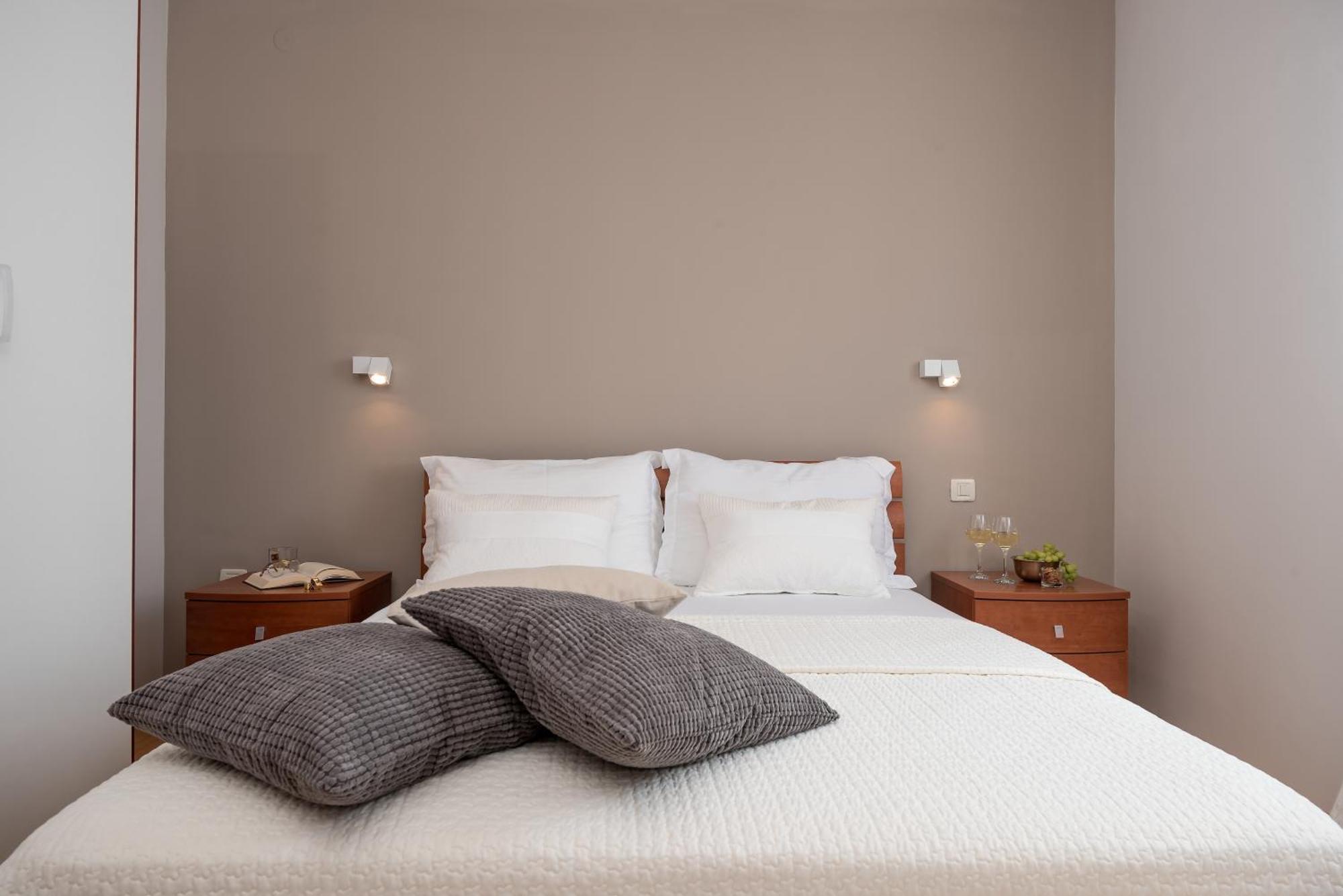 Apartments And Rooms With Parking Space Rogoznica - 10339 Bilik gambar