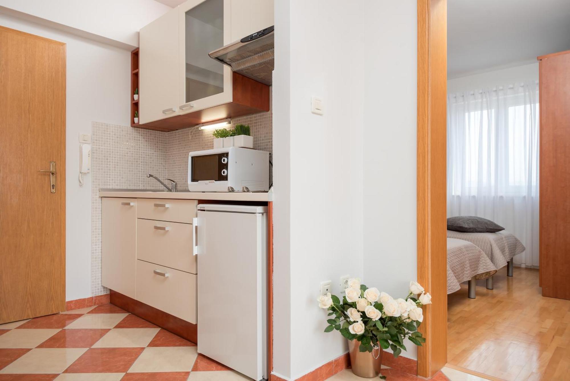 Apartments And Rooms With Parking Space Rogoznica - 10339 Bilik gambar