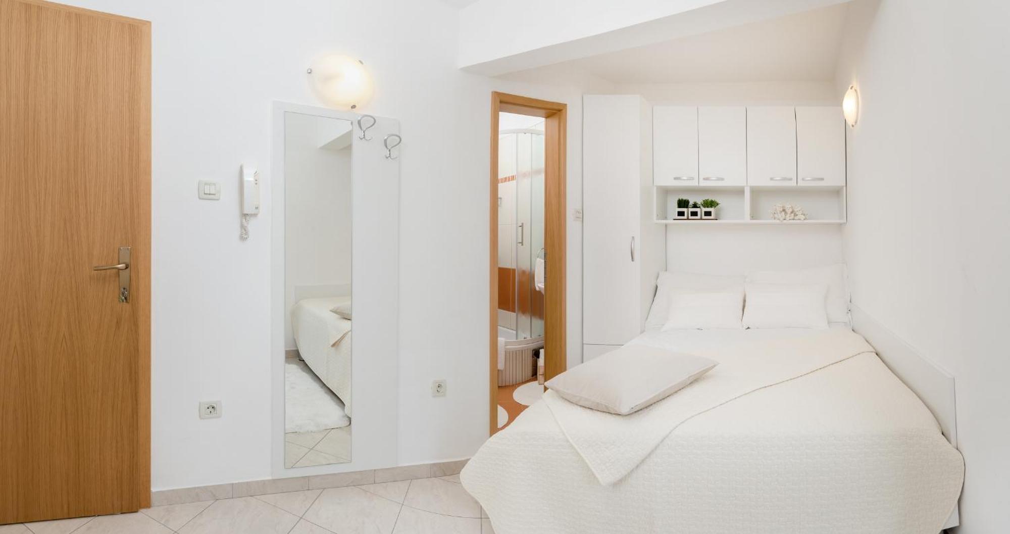 Apartments And Rooms With Parking Space Rogoznica - 10339 Bilik gambar